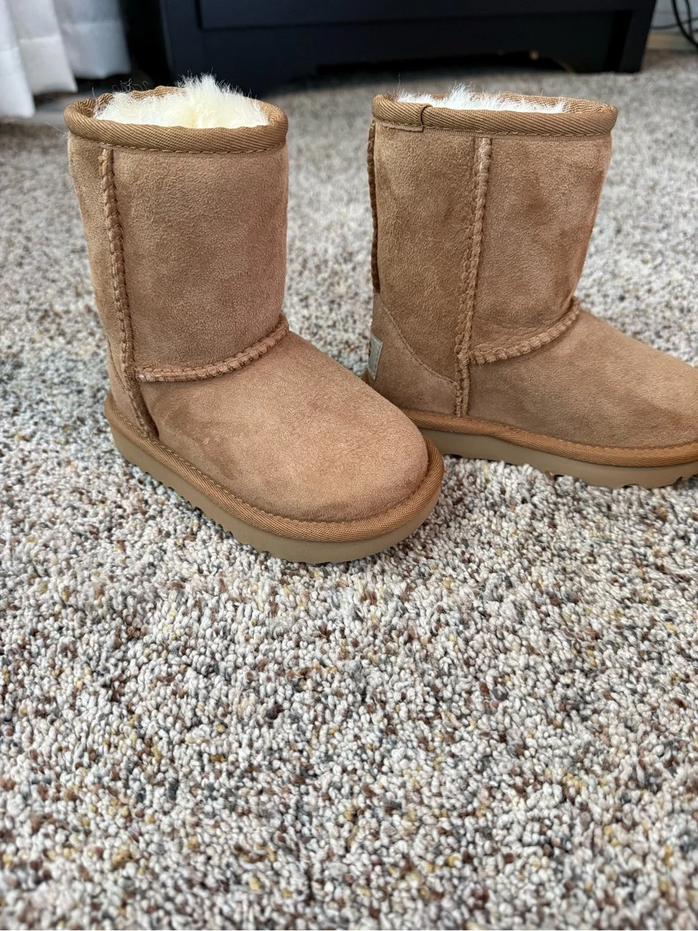 New In Box - Uggs Kids Classic II Chestnut Boots - Size 7 Toddler